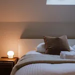 Huswell - Charming Urban Retreat, 15 Minutes From Station