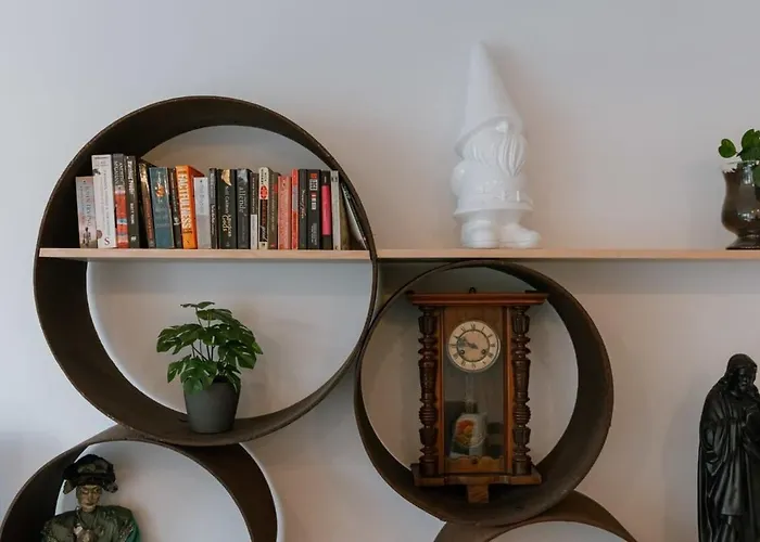 Huswell - Charming Urban Retreat, 15 Minutes From Station