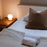 Huswell - Charming Urban Retreat, 15 Minutes From Station