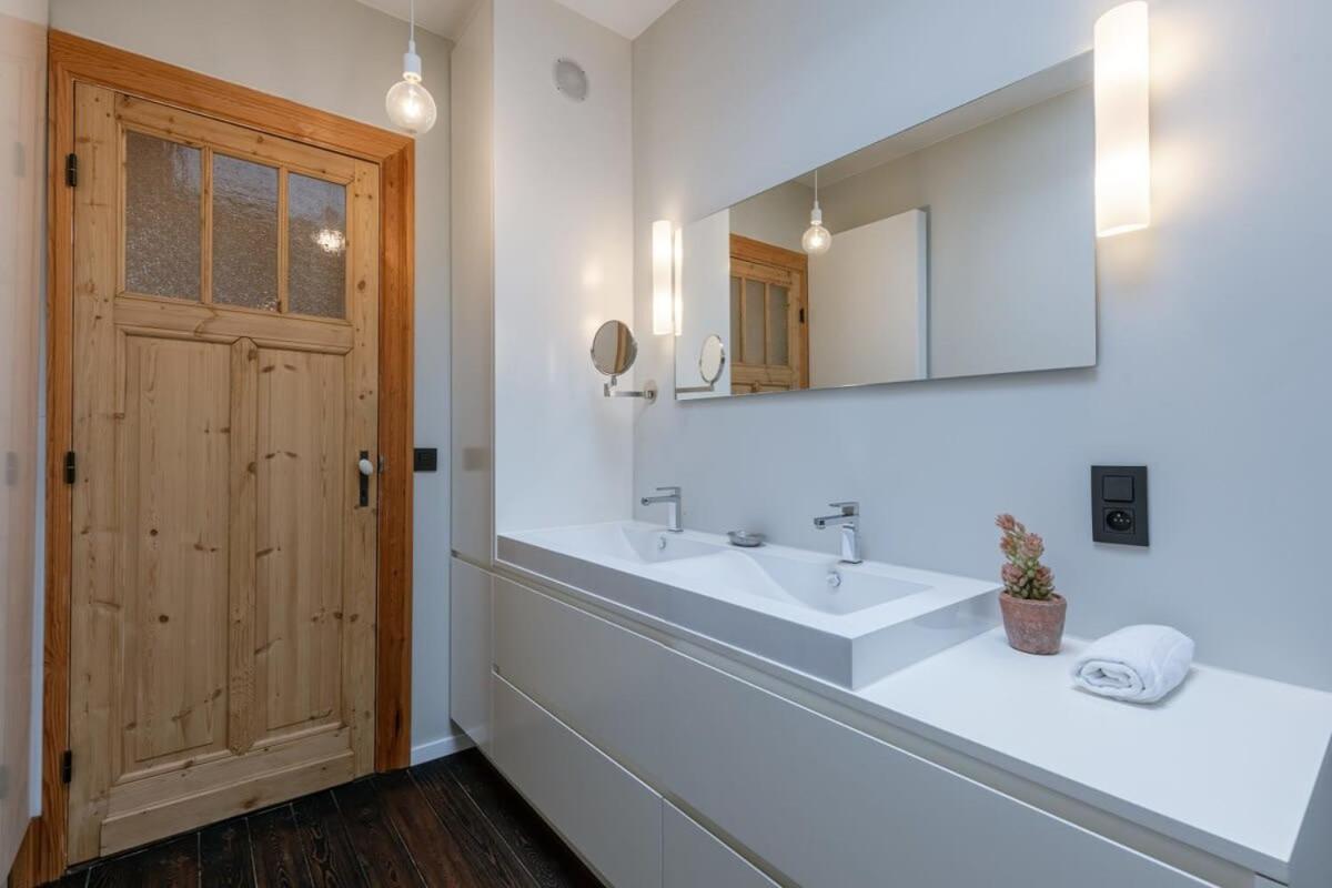 Huswell - Charming Urban Retreat, 15 Minutes From Station