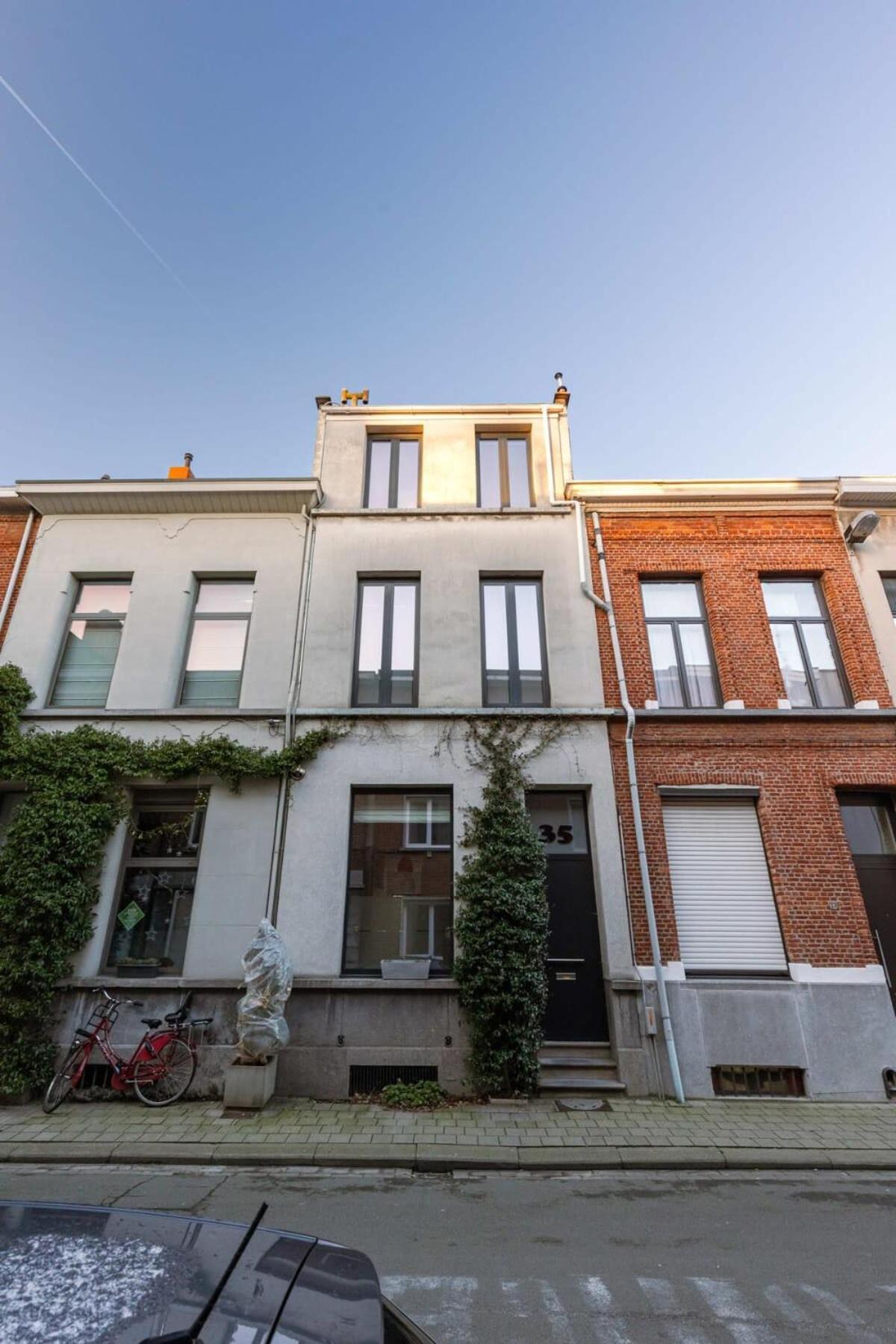 Huswell - Charming Urban Retreat, 15 Minutes From Station *